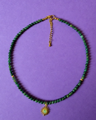 naszyjnik handmade z zielonych kamieni z zawieszką