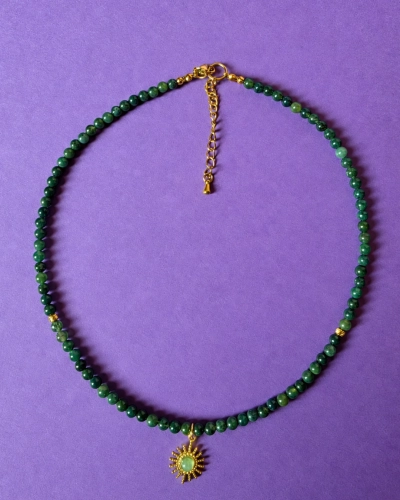 naszyjnik handmade z zielonych kamieni z zawieszką